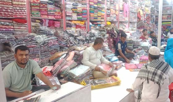 শেষ মূর্হুতে জমে উঠেছে চিরিরবন্দরে ঈদের কেনাকাটা