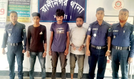 রাণীনগরে চোরাই ভ্যানসহ তিনজন গ্রেফতার