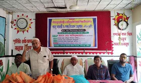 দৌলতপুরে প্রতিবন্ধী শিক্ষার্থীদের ঈদ সামগ্রী বিতরণ