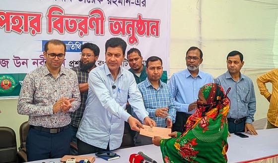 প্রধানমন্ত্রীর উপহারের টাকা পেলেন রংপুরের পরিচ্ছন্নকর্মীরা