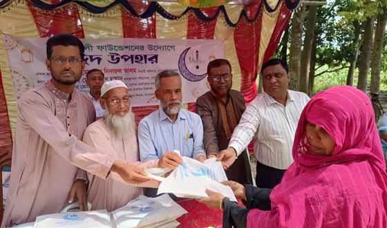 হরিণাকুন্ডুতে অসহায় পরিবারকে ঈদ উপহার বিতরণ