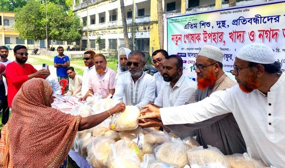 ভেড়ামারায় এতিম শিশুদের নতুন পোষাক ও দুস্থদের উপহার বিতরণ