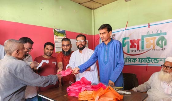 টাঙ্গাইল শহরে ছিন্নমূল মানুষের মাঝে ঈদ উপহার পোশাক বিতরণ