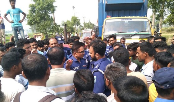 ফুলবাড়ীতে বাস চাপায় পথচারি নিহত, সড়ক আবরোধ