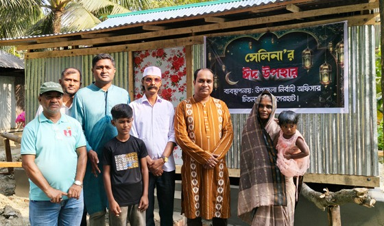 চিতলমারীতে বিধবাকে ঈদ উপহার হিসেবে ঘর দিলেন ইউ.এন.ও
