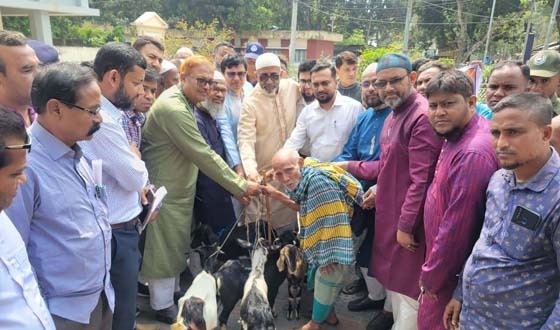 খানসামায় ভিক্ষুক ও সুবিধাভোগিদের মাঝে ছাগলসহ অনুদান বিতরণ