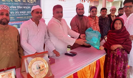 নাসিরনগরে দুঃস্থ ও অসহায় পরিবারের  মাঝে ইফতার সামগ্রী বিতরণ