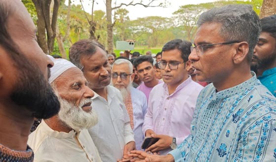 গফরগাঁওয়ে নিহত মামুনের বাড়িতে সরকারি সহায়তা নিয়ে এমপি বাচ্চু