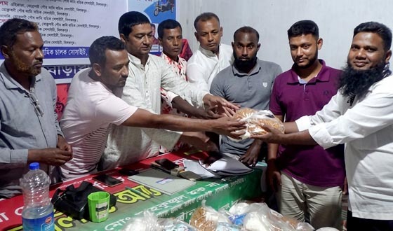 ঘোড়াঘাটে অটো শ্রমিকের মুখে হাসি ফোটালো 'ঈদ সামগ্রী'