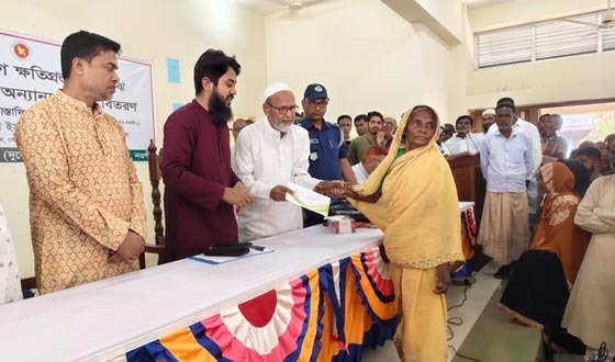 পোরশায় ঝড়ে ক্ষতিগ্রস্থদের মাঝে টিন ও নগদ অর্থ বিতরণ