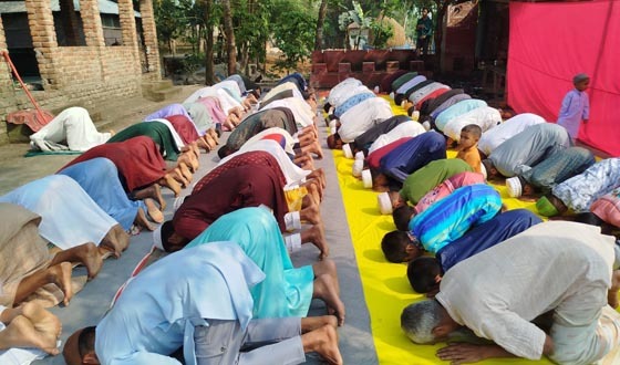 লালমনিরহাটে সৌদি আরবের সঙ্গে মিল রেখে ঈদ উদযাপন