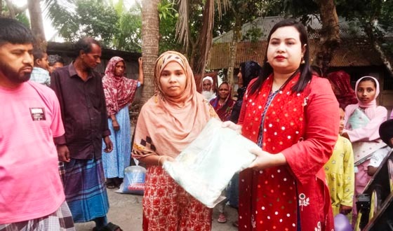 ঈদের আনন্দ ভাগাভাগি, চরাঞ্চলে উপহার নিয়ে হাজির বাবুগঞ্জের ইউএনও