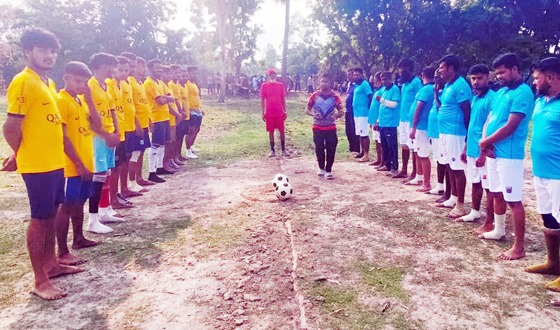 রাণীনগরে ঈদ উপলক্ষে বিবাহিত-অবিবাহিতদের ফুটবল খেলা
