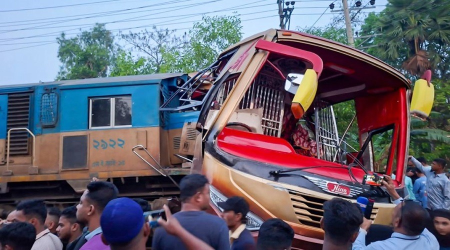 কুমিল্লায় বাস-ট্রেন দুর্ঘটনায় দুই গেটম্যানের বিরুদ্ধে মামলা