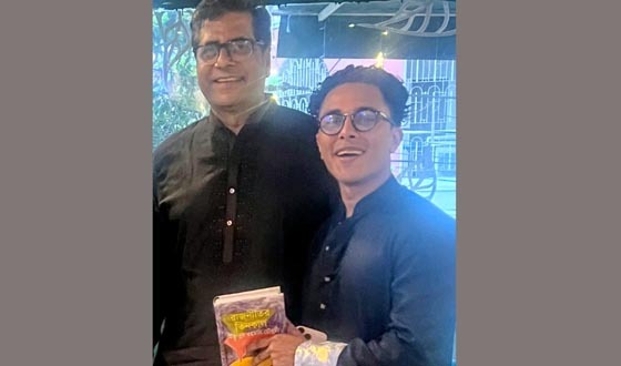 মিজানুর চৌধুরীর রহমান গ্রন্থ ‘রাজনীতির তিন কাল’ উপহার প্রদান