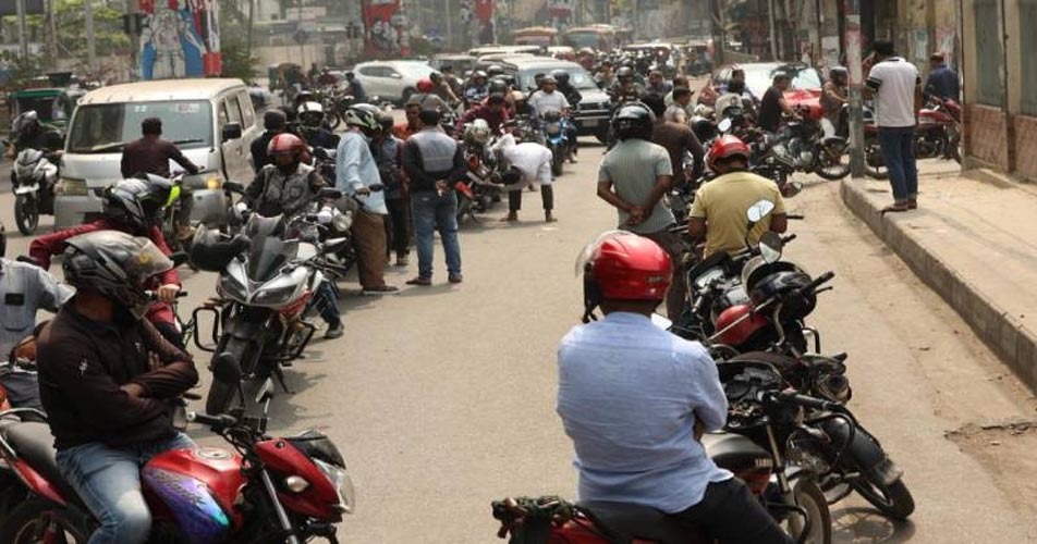 রাজধানীতে তেলের তীব্র সংকট, পাম্পে দীর্ঘ সারি ও ভোগান্তিতে সাধারণ মানুষ