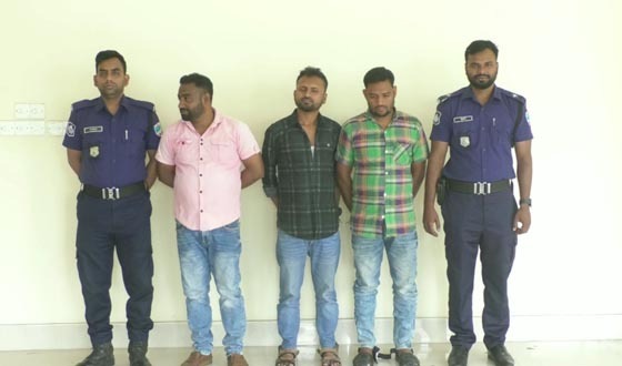 বেনাপোলে ভারতগামী পাসপোর্ট যাত্রীর ৩০ হাজার টাকা ছিনতাই, গ্রেপ্তার ৩