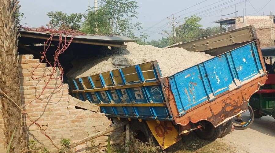 নাটোরে বালুবাহী ট্রাকের চাপায় অটোরিকশা ভাঙল বাড়ি, নিহত ৩