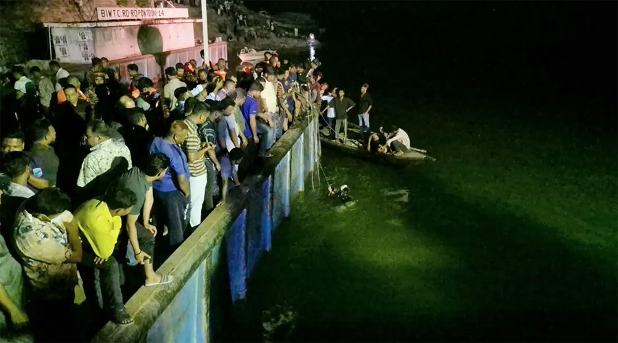 দৌলতদিয়ায় বাস উল্টে নদীতে, নিখোঁজ ৪৫, নিহত ২