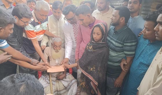 নওগাঁয় অসহায় প্রতিবন্ধী পরিবারের পাশে যুবদল