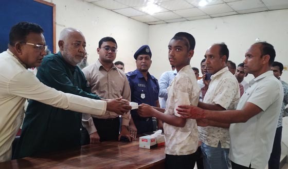 দৌলতপুরে ক্যান্সার ও কিডনি রোগীদের মাঝে ১০লক্ষ টাকা বিতরণ