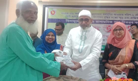 চিরিরবন্দরে কৃষকের মাঝে বিনামুল্যে সার বিতরণের উদ্বোধন