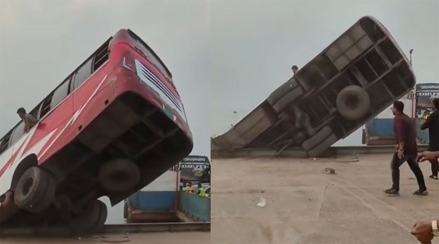 ফেরিতে ওঠার সময় নদীতে পড়ল যাত্রীবাহী বাস, বহু হতাহতের শঙ্কা