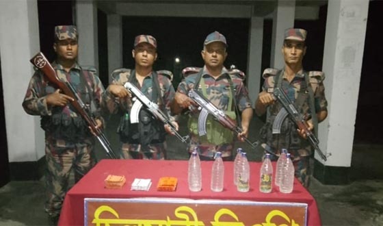 দৌলতপুর সীমান্তে মদ ও অবৈধ ঔষধ উদ্ধার