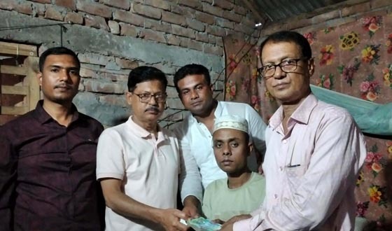 ক্যান্সারে আক্রান্ত বন্ধুর জীবন বাচাতে পাশে দাড়ালো বন্ধুরা