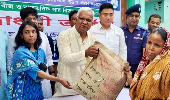 দেশের কৃষি খাতকে এগিয়ে নিতে নিরলস ভাবে কাজ করছে সরকার