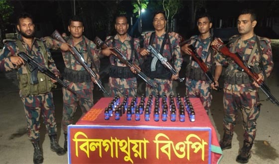 দৌলতপুর সীমান্তে মাদকসহ দুই চোরাকারবারি আটক