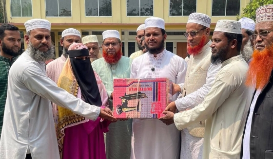 কাপাসিয়ায়  অস্বচ্ছল পরিবারে সেলাই মেশিন ও উপকরণ বিতরণ