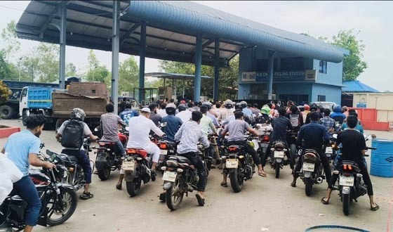 চাঁদপুরে তেলের পাম্পে মোটর চালকদের দীর্ঘ লাইন
