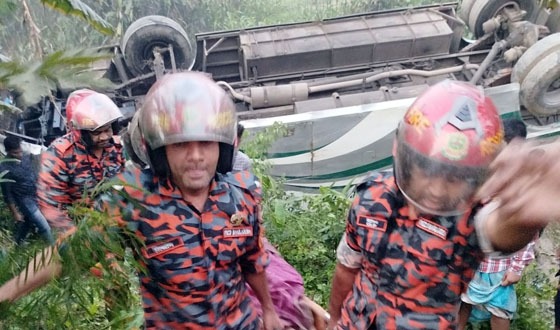 বরিশালে বাস উল্টে খাদে, নারী নিহত