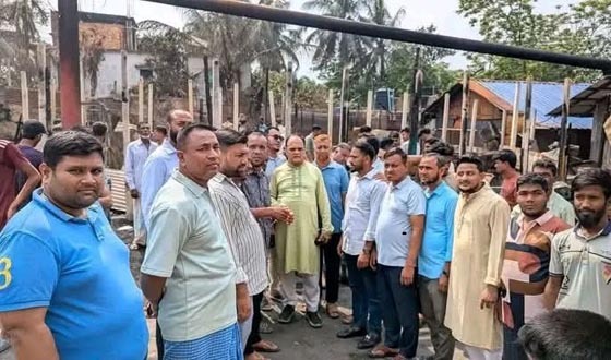 সীতাকুণ্ডে মধ্যরাতে অগ্নিকাণ্ড, ঘটনাস্থল পরিদর্শনে বিএনপি নেতারা