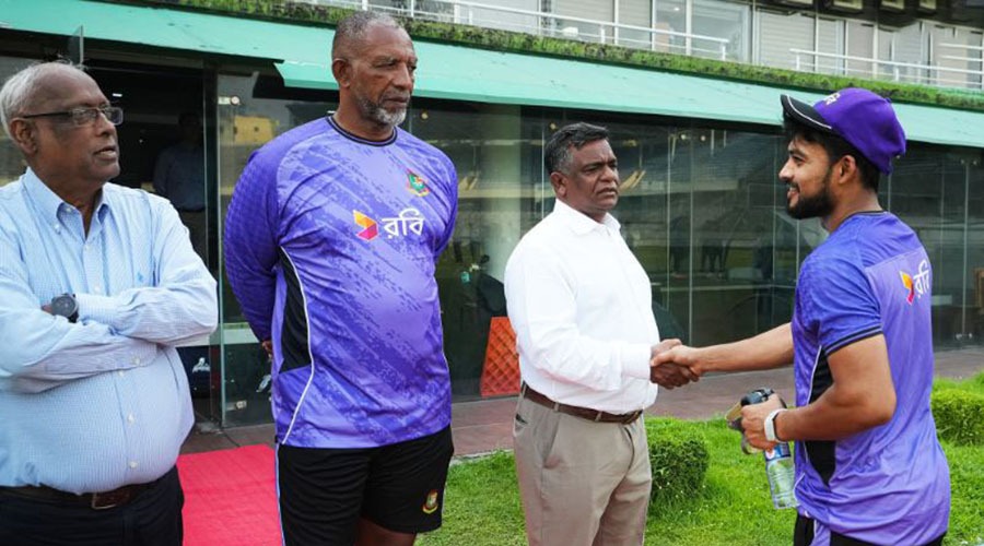 দেশে ফিরেই শেরে-ই বাংলায় সভাপতি বুলবুল