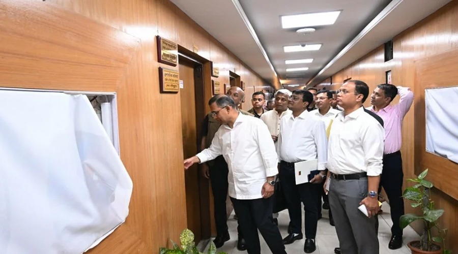 হঠাৎ বিভিন্ন মন্ত্রণালয়ে প্রধানমন্ত্রীর পরিদর্শন