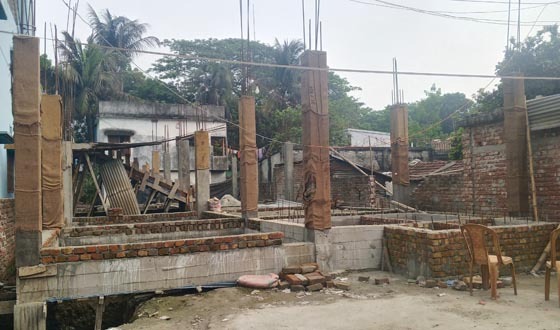 বেনাপোলে চাঁদা না পেয়ে বাড়ির নির্মাণ কাজ বন্ধ করে দিল সাইফুল