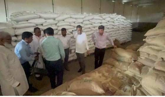 গজারিয়ায় খাদ্যগুদাম পরিদর্শনে কামরুজ্জামান রতন