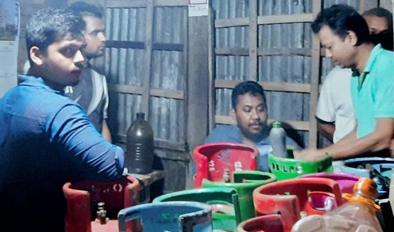 কাউখালীতে তেল মজুদ করায় ব্যবসায়ীকে জরিমানা