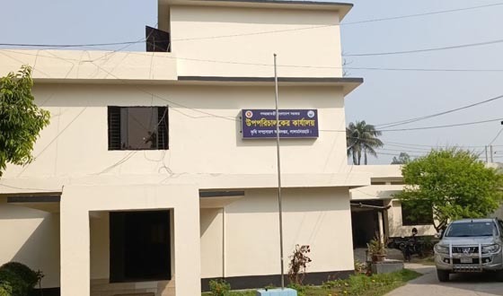 লালমনিরহাট কৃষি সম্প্রসারণ অধিদপ্তরে কর্মদিবসেও উড়ছে না পতাকা