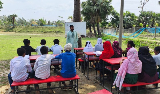 বরগুনার তালতলীতে ভবনের অভাবে খোলা আকাশের নিচে পাঠদান